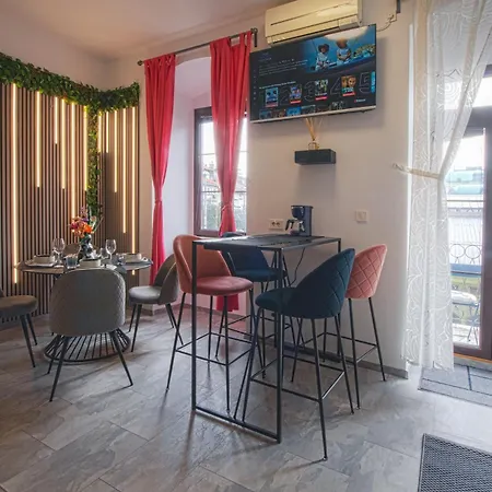 In Vatroslava Lisinskog Street, Apartman *